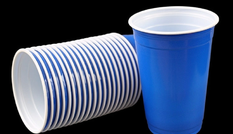 Nova lei exige copo azul para bebidas sem açúcar em SP